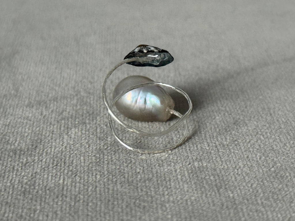 Silver Hammered Cabo Shell and Pearl Ring