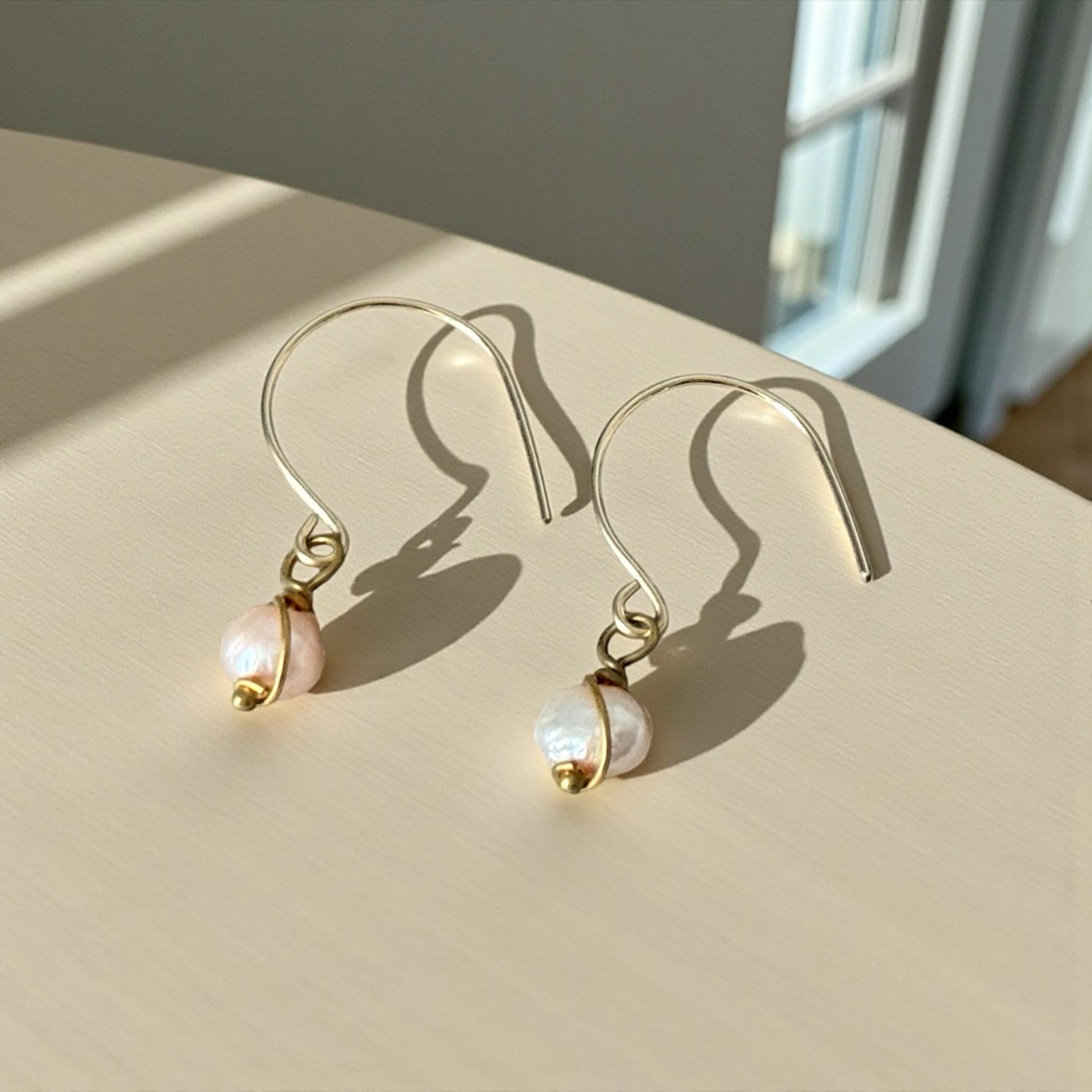 Soft Current Pearl Earrings
