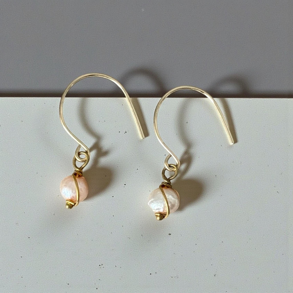 Soft Current Pearl Earrings