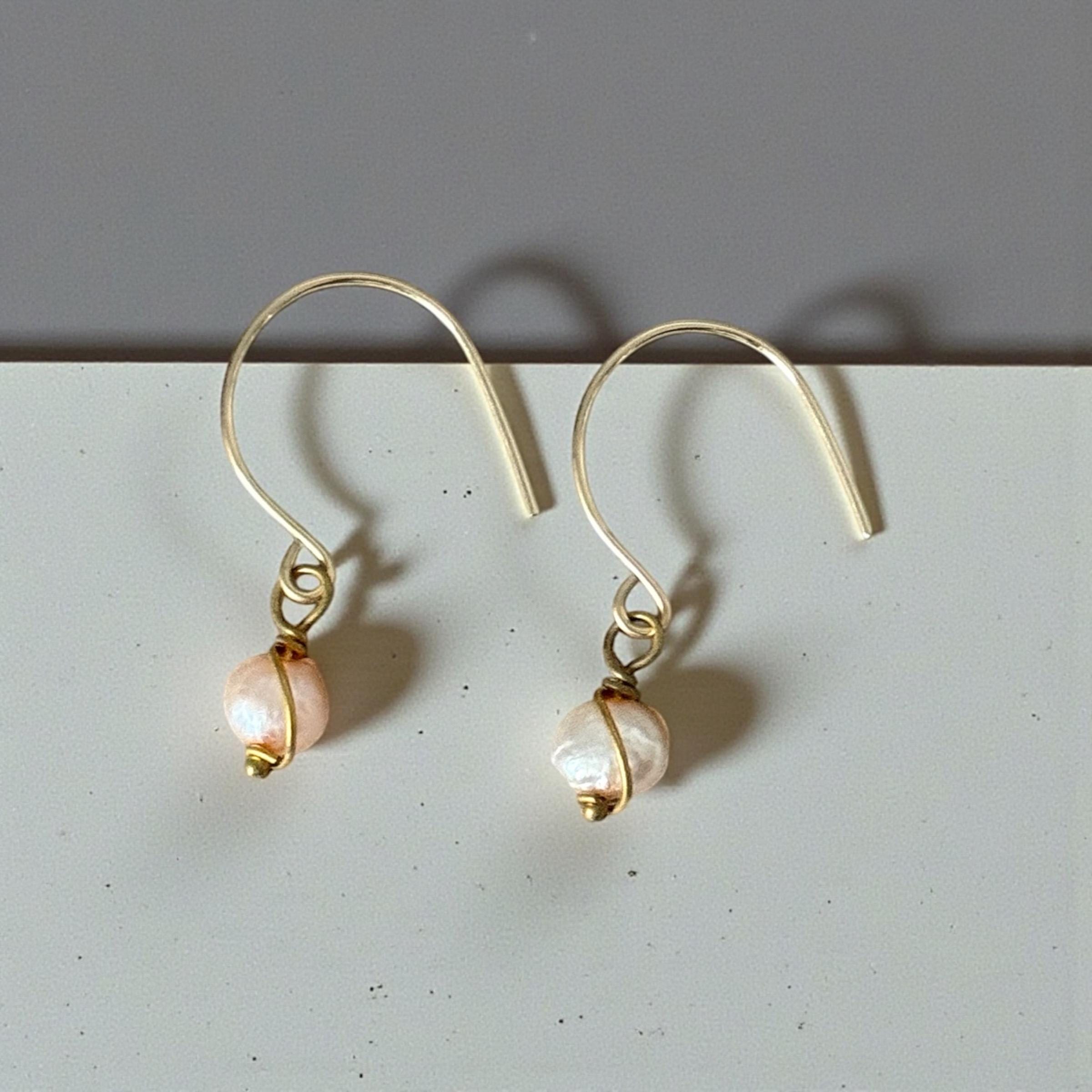 Soft Current Pearl Earrings