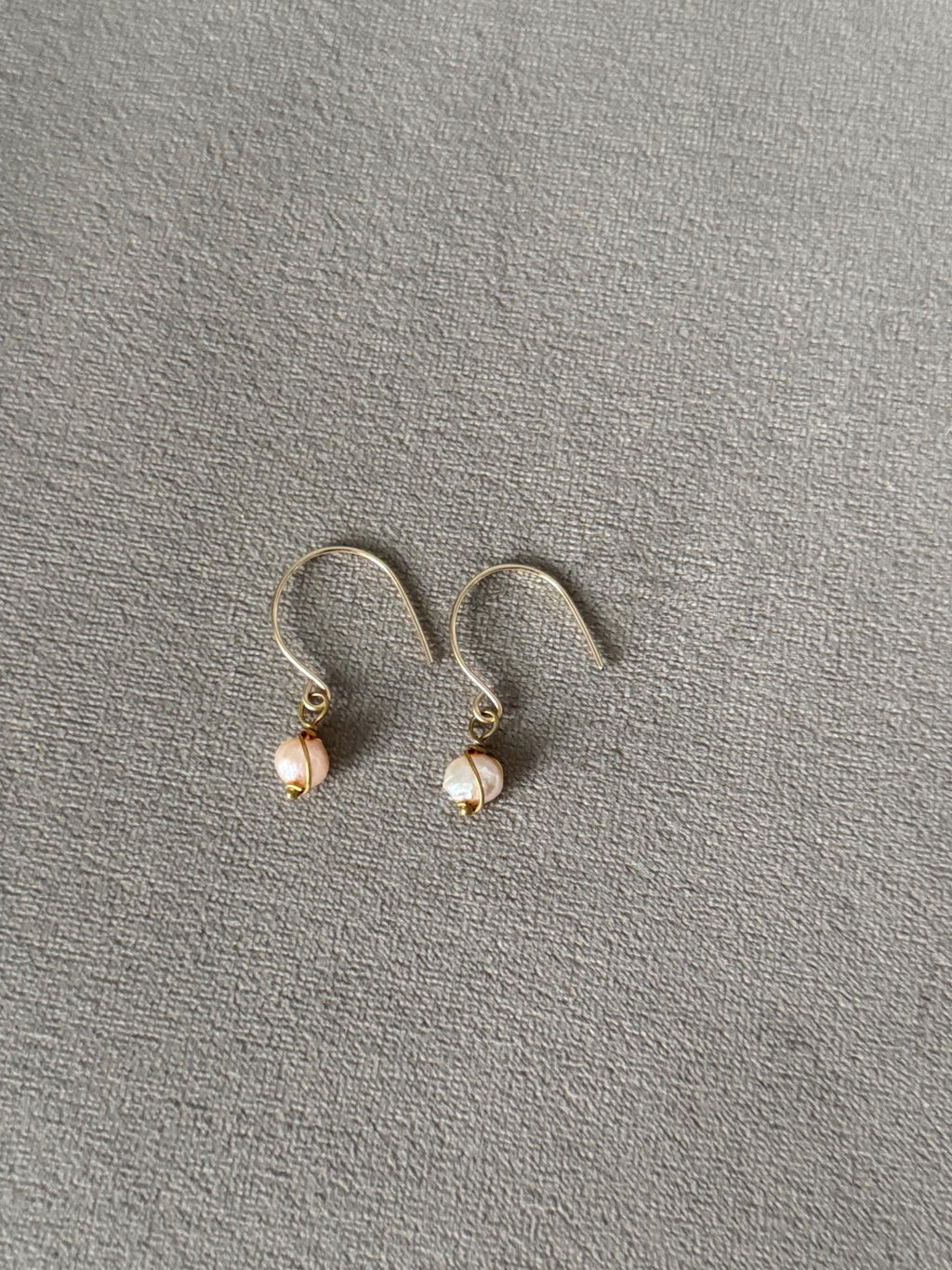 Soft Current Pearl Earrings
