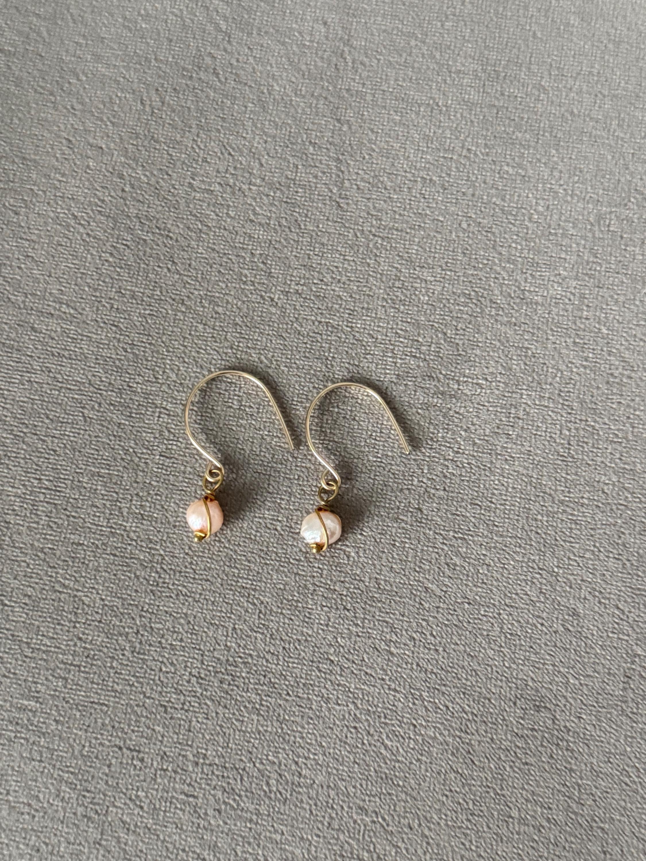 Soft Current Pearl Earrings