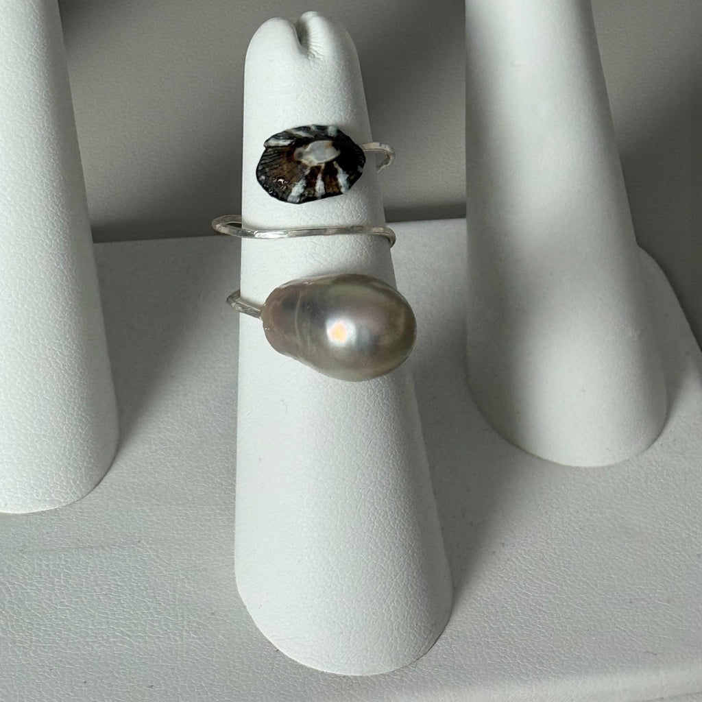 Silver Hammered Cabo Shell and Pearl Ring