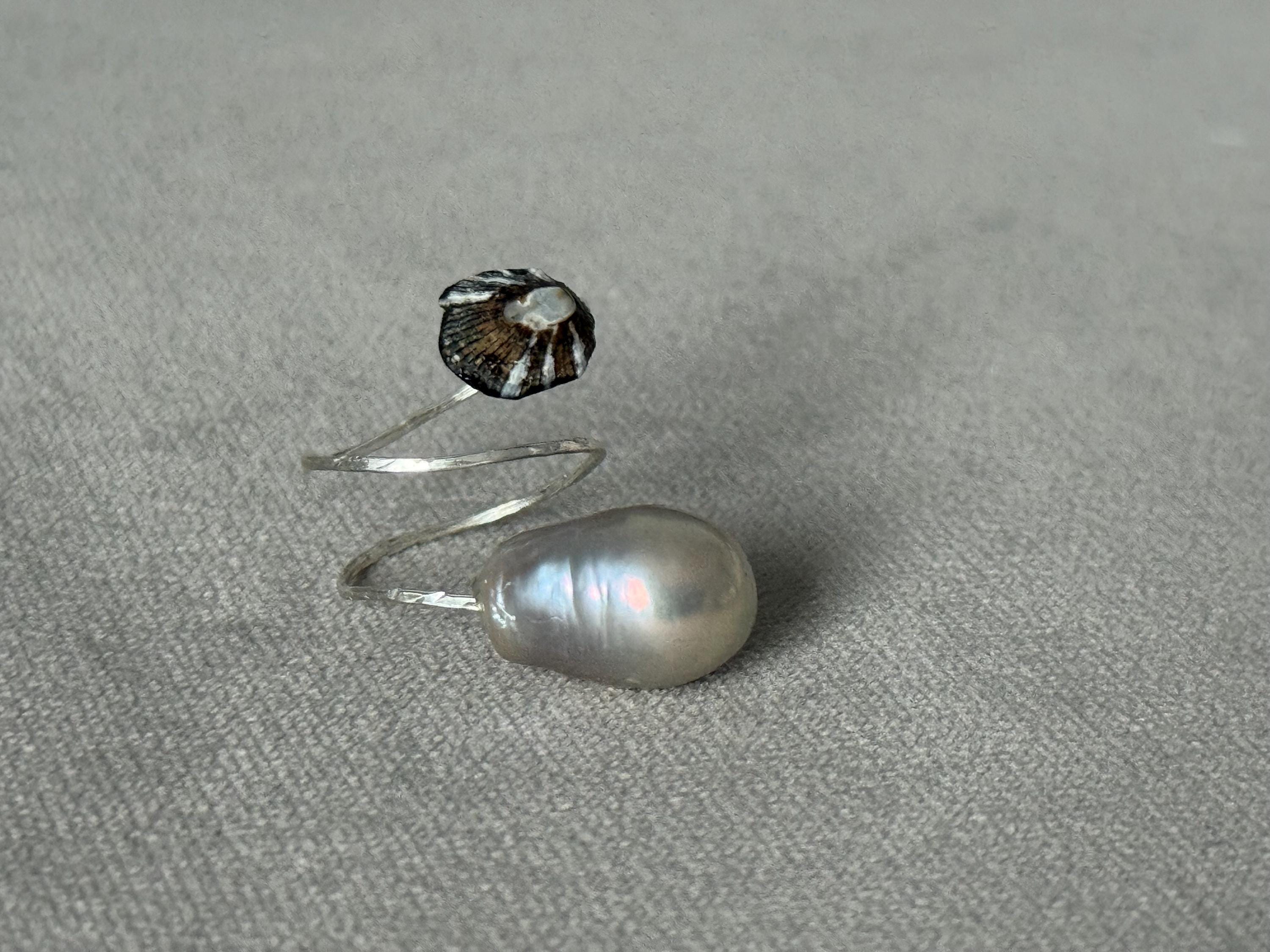 Silver Hammered Cabo Shell and Pearl Ring