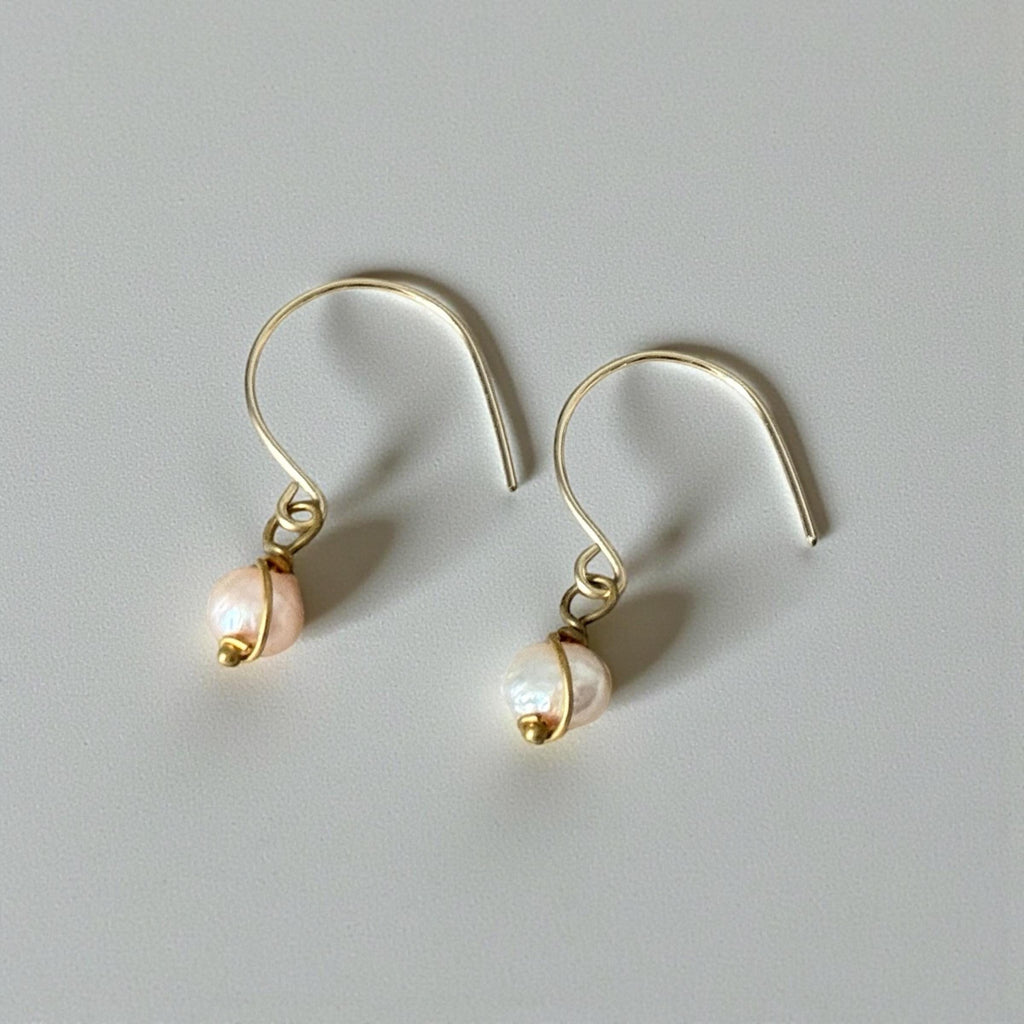 Soft Current Pearl Earrings