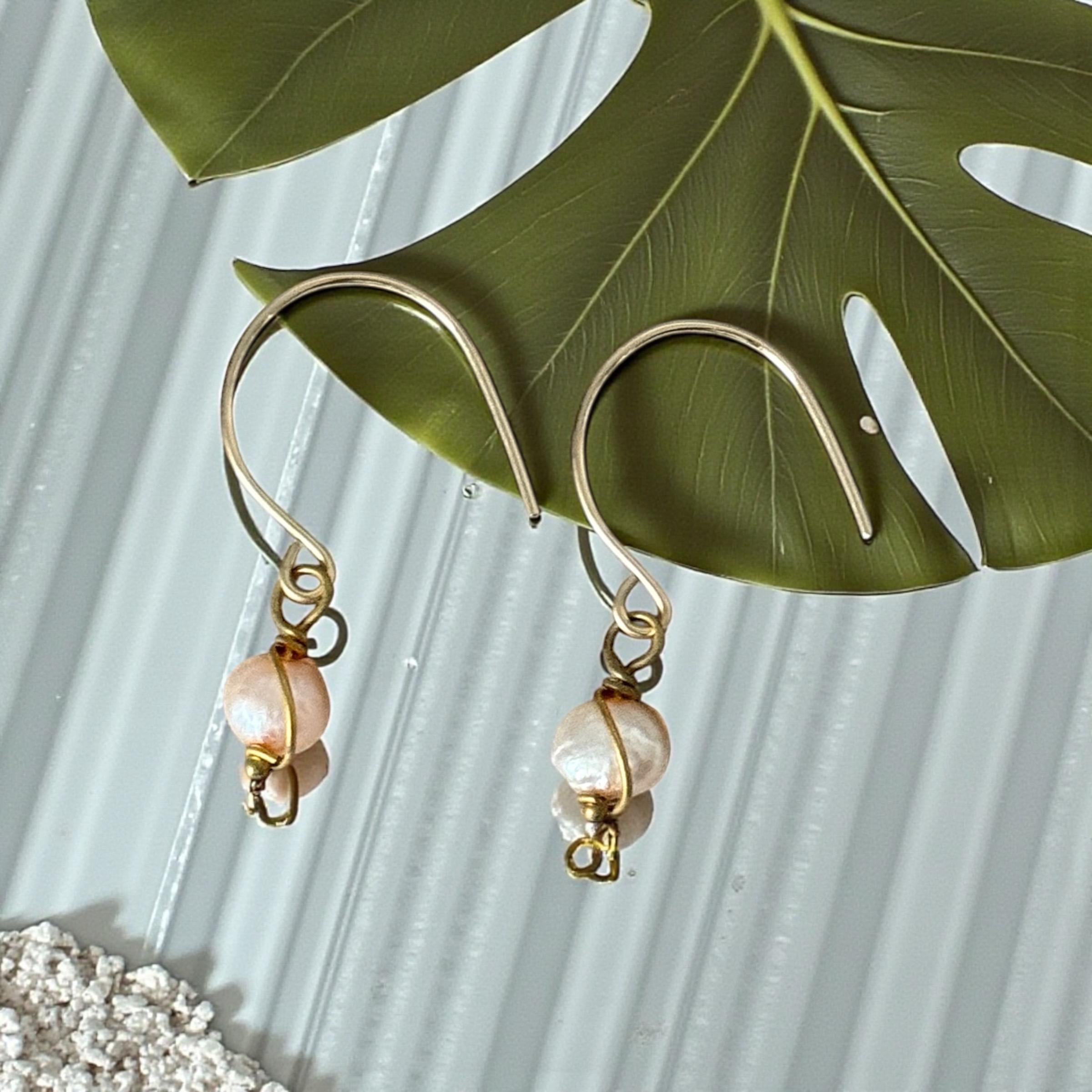 Soft Current Pearl Earrings