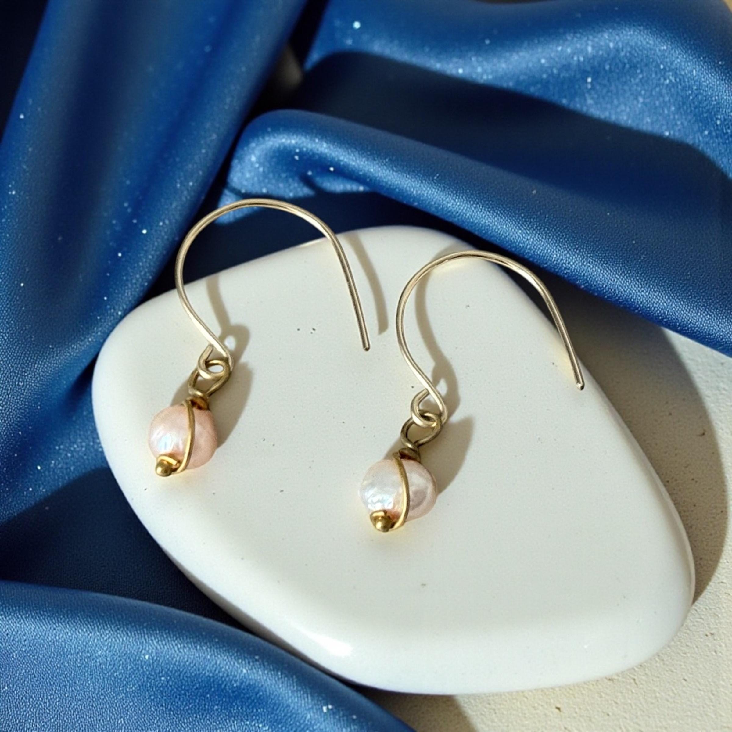 Soft Current Pearl Earrings