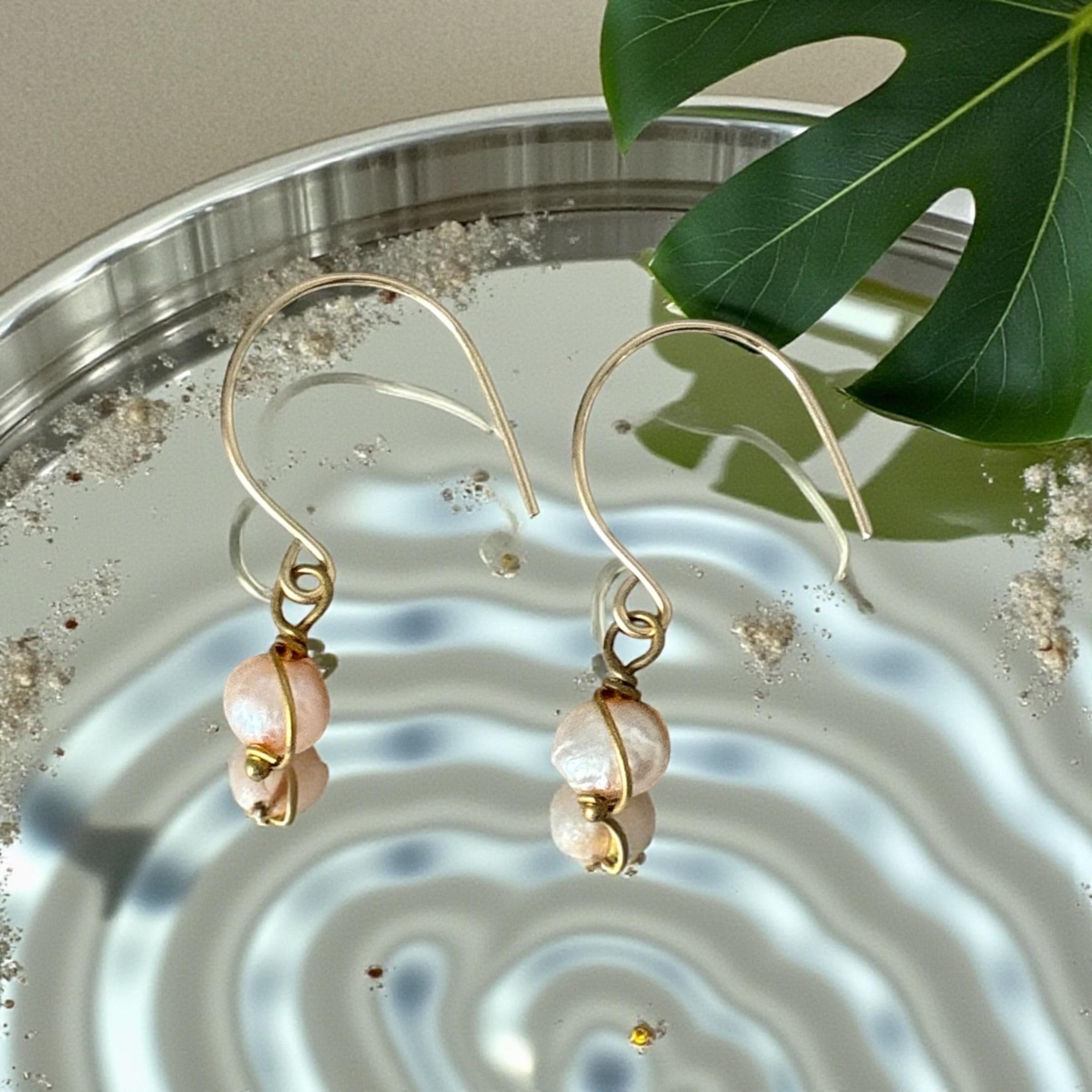 Soft Current Pearl Earrings