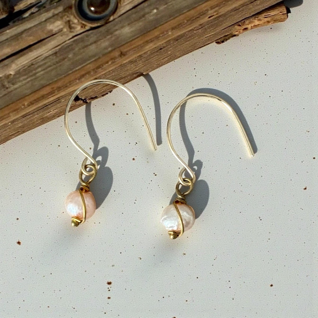 Soft Current Pearl Earrings