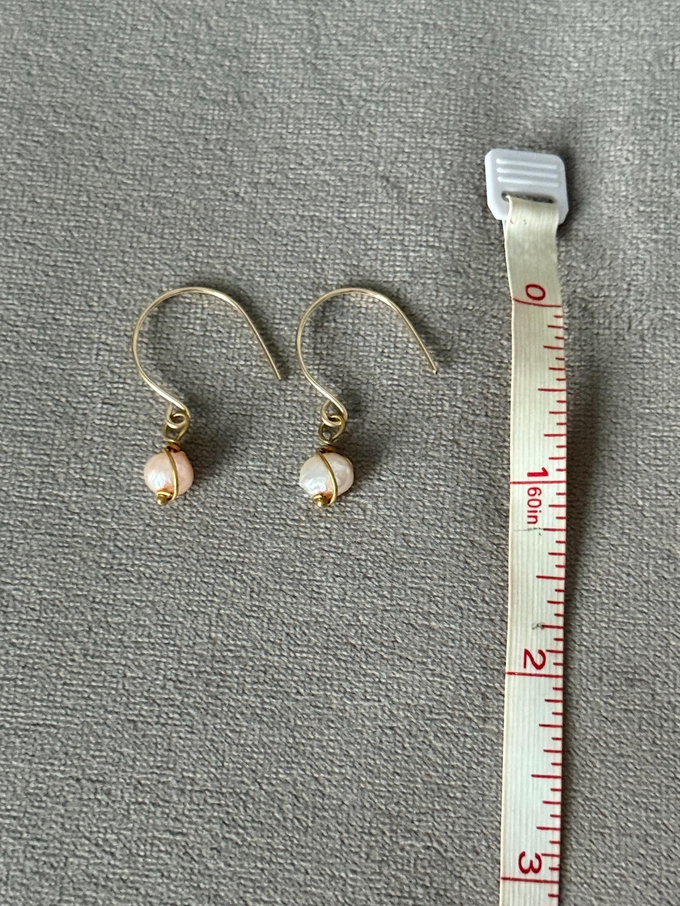 Soft Current Pearl Earrings
