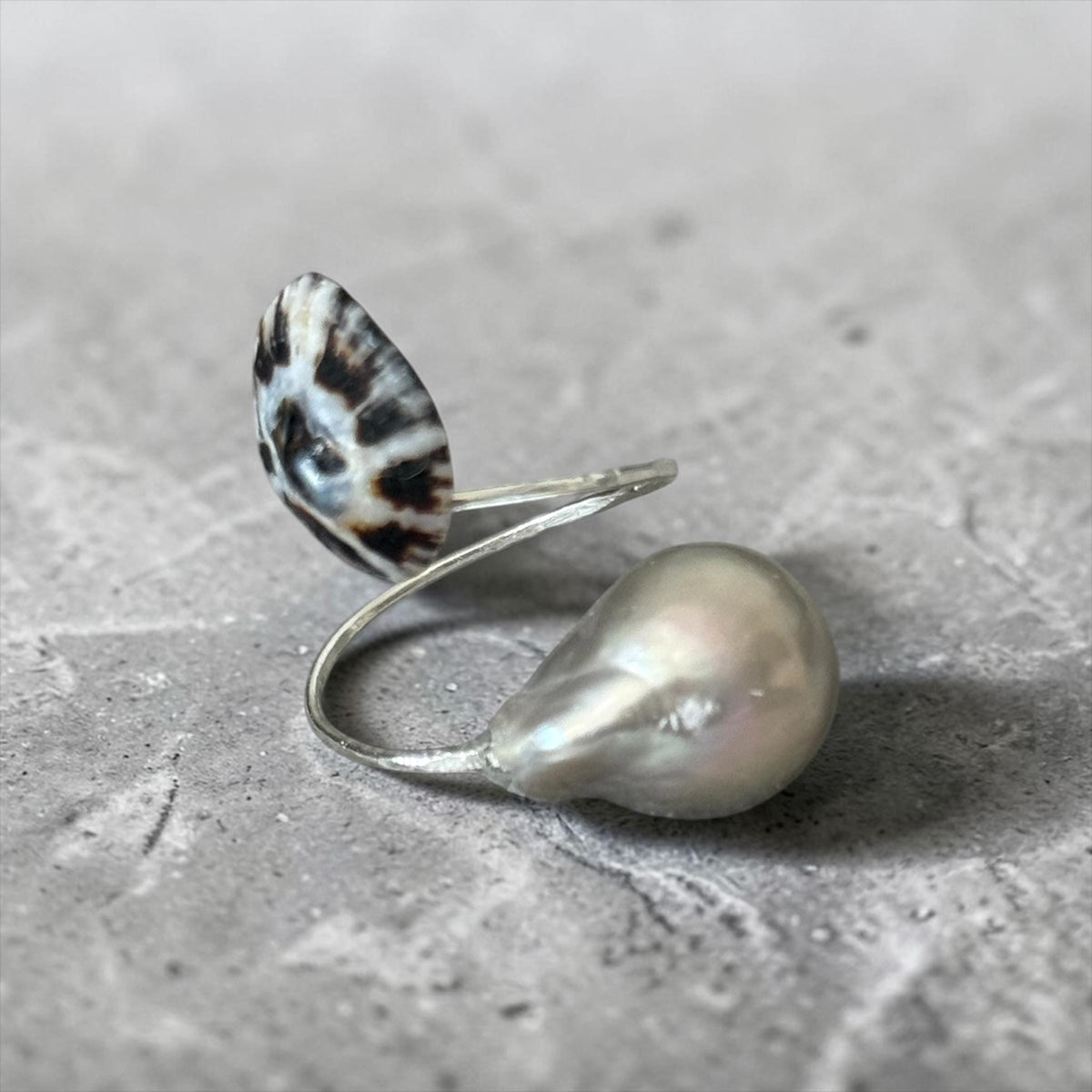Tidal Relic Opihi & Pearl Hammered Ring