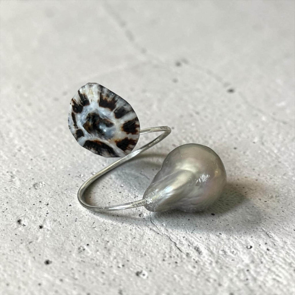 Tidal Relic Opihi & Pearl Hammered Ring